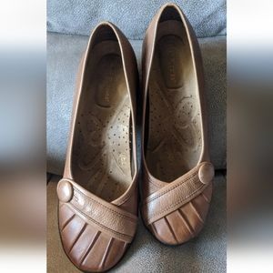 Hush Puppies G Series Carmel Brown Leather Women's Clog Slip On Flats Size 8.
